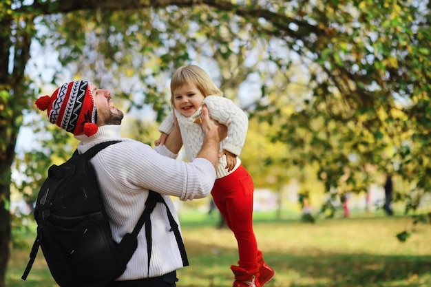 Bambini per una passeggiata nel parco autunnale caduta di foglie nel parco famiglia fall happiness