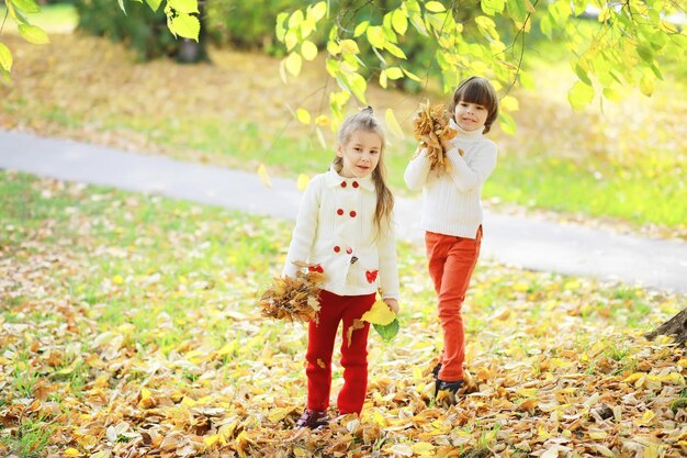 Дети на прогулке в осеннем парке Листопад в парке Family Fall Happiness