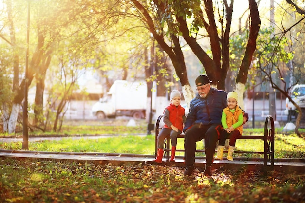 I bambini camminano nel parco autunnale