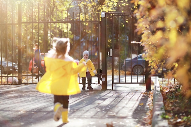 I bambini camminano nel parco autunnale