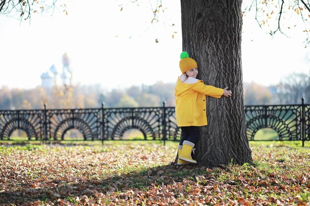 Children walk in the autumn park