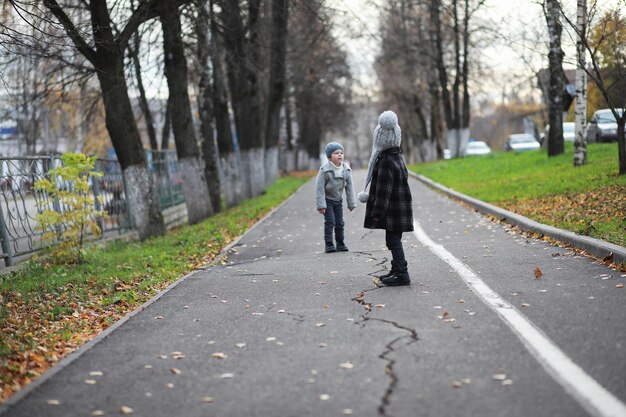 Дети гуляют в осеннем парке