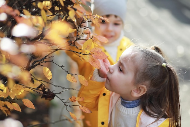 Фото Дети гуляют в осеннем парке осенью