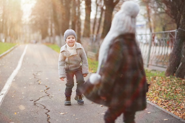 Фото Дети гуляют в осеннем парке осенью