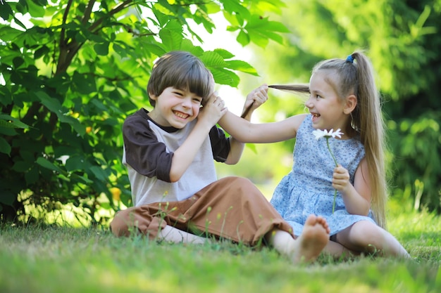 写真 子供たちは自然の中で夏を歩く晴れた春の朝の子供公園で子供たちと一緒に旅行