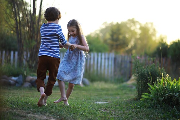 写真 子供たちは自然の中で夏を歩く晴れた春の朝の子供公園で子供たちと一緒に旅行