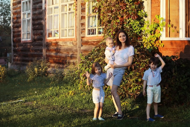 Bambini a passeggio in estate. i bambini si abbandonano alla campagna. risate e spruzzi d'acqua.