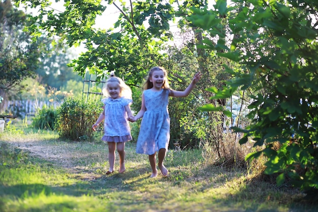 I bambini camminano in estate nella natura bambino in una soleggiata mattina di primavera nel parco viaggiare con i bambini