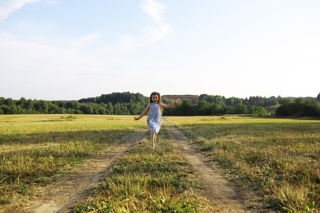 子供たちは自然の中で夏を歩く晴れた春の朝の子供公園で子供たちと一緒に旅行