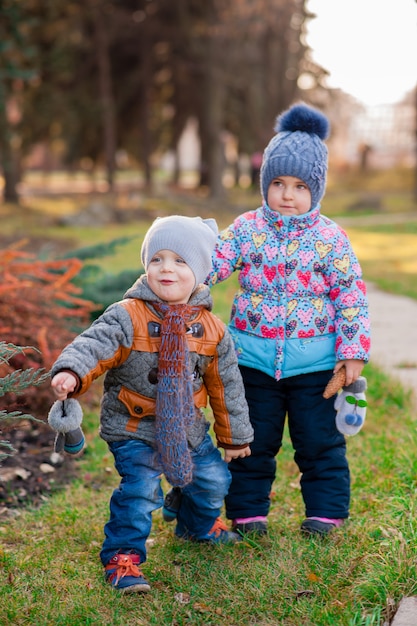 I bambini camminano attraverso il parco