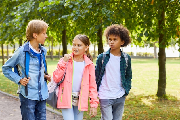 Bambini che camminano nel parco