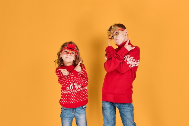 Дети в теплых красных рождественских свитерах