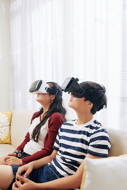 VR 안경으로 영화를 보는 어린이