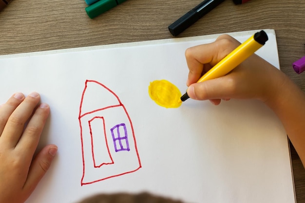 Foto bambini ad acquerello che disegnano la casa dei sogni