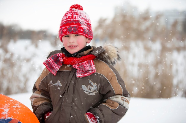 Bambini in inverno. ragazzo allegro in abiti invernali caldi.