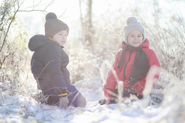 ウィンターパークの子供たちは雪で遊ぶ