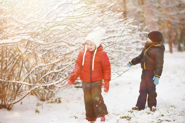 I bambini nel parco invernale giocano