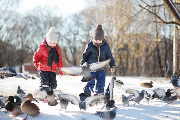 冬の公園で遊ぶ子供たち