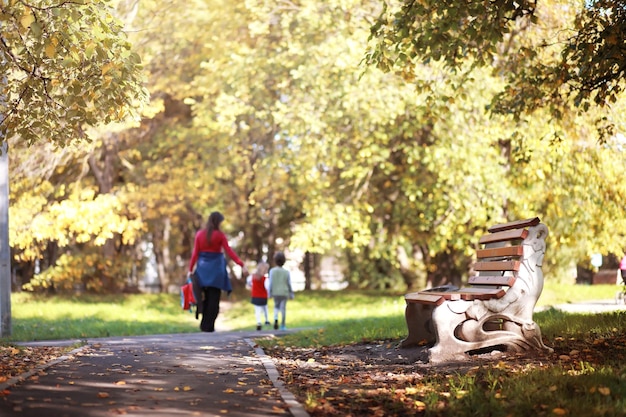 公園を散歩するためのブリーフケースを持った子供たち。学校の休憩。子供の研究の始まり。