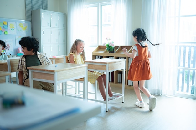 Photo children with classroom presentation activities in front of the classroom