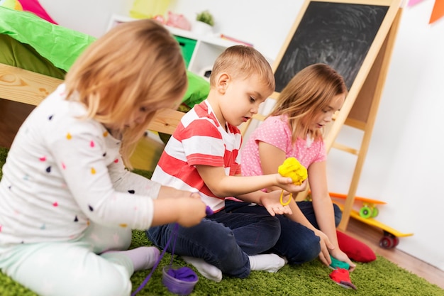 Foto bambini con argilla o limo da modellare a casa