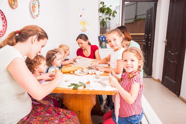 Photo children with mothers are sculpt