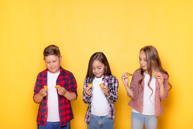 children with nuggets on a yellow background