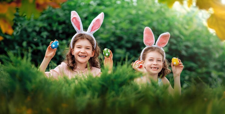 Photo children with painting eggs outdoors