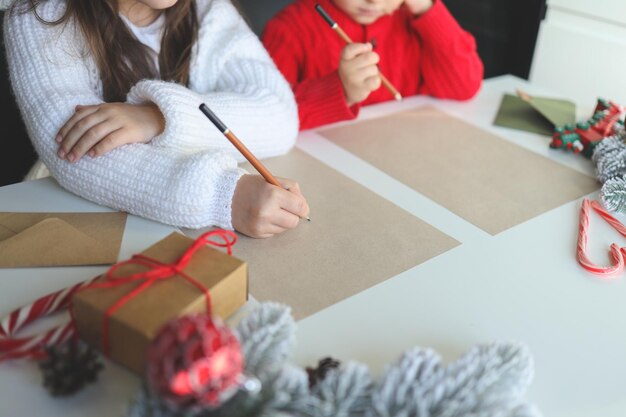 子供たちはサンタに手紙を書きます お祝いの雰囲気のある写真