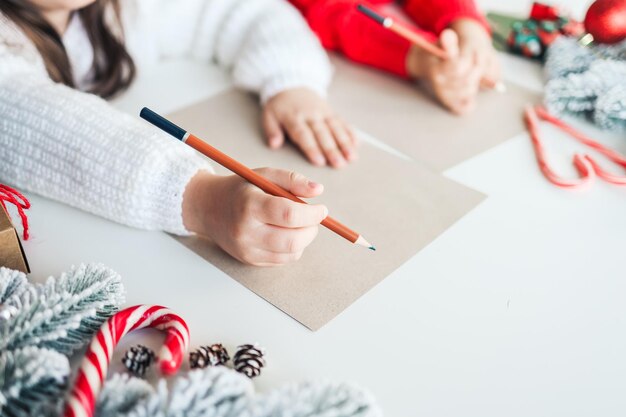 子供たちはサンタに手紙を書きます お祝いの雰囲気のある写真