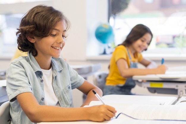 Photo childrens in class writing