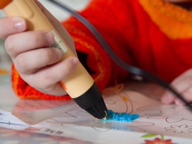 Photo childrens hands make a craft using a 3d printing pen a girl draws with a 3d pen