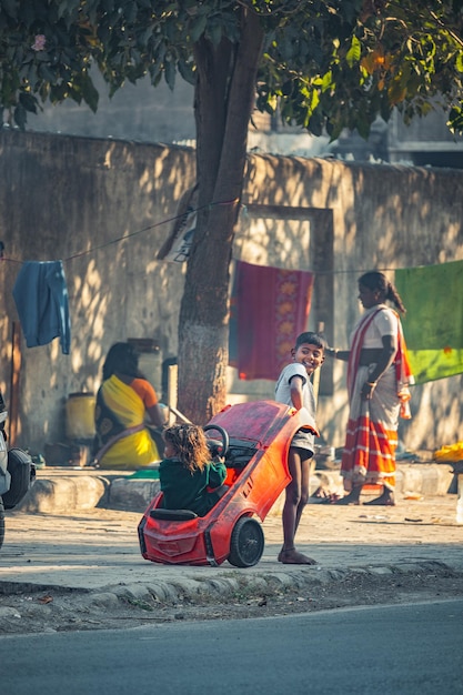 写真 おもちゃの車で遊ぶ子供たち