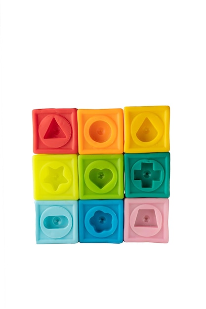 写真 子供のゴム製の立方体のぬいぐるみは、指や手の色のついた立方体の運動能力を麻痺させて発達させます...