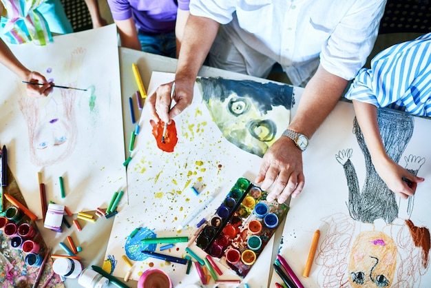 Childrens schilderijen in Art Class