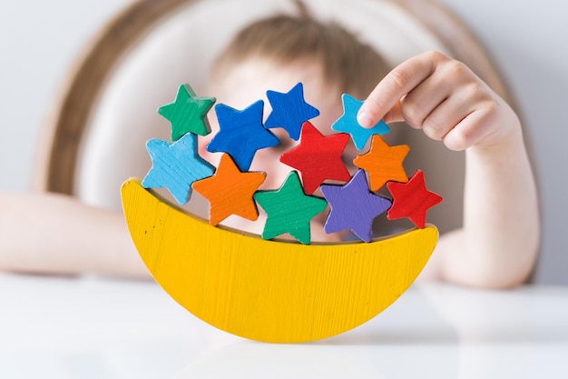 Giocattolo educativo in legno per bambini una trave di equilibrio a forma di mese e stelle giocattoli montessori