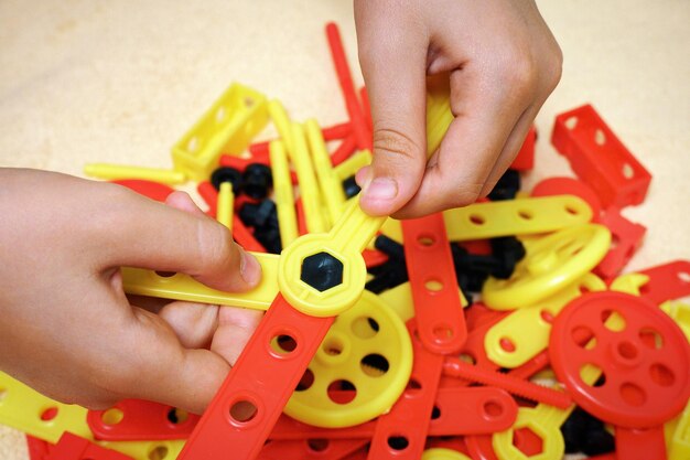 Foto mani e attrezzi da giocattolo per bambini