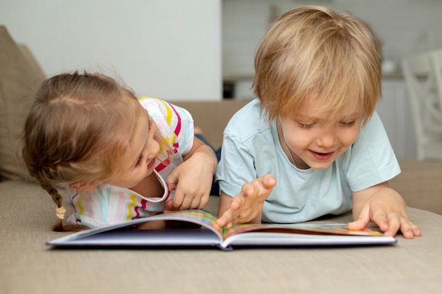 Photo childs at home reading