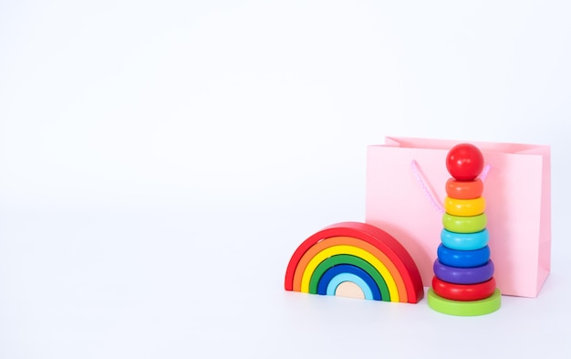 Childs houten veelkleurige speelgoed samengestelde piramide geïsoleerd op whute achtergrond levering online