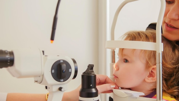 Childs optometrie meisje hecks gezichtsvermogen in oog oogheelkundige kliniek