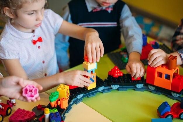 Childs spelen met constructorblokken tijdens de les