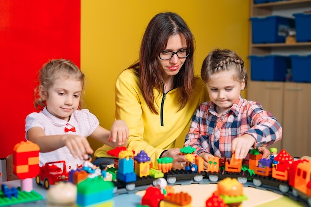 Childs spelen met constructorblokken tijdens de les