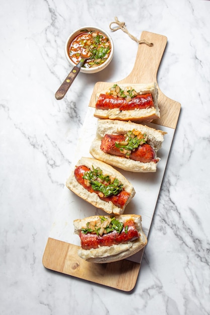 Photo chilean and argentinian food traditional choripan with spicy pebre chorizo sandwich with chorizo