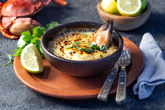 Photo chilean food baked crabmeat crab meat with cheese cream and bread traditional dish of chilean coast pastel o chupe de jaiba