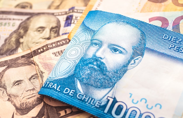 외환 개념과 칠레 경제를 위한 미국 달러와 유로를 사용하는 칠레 페소