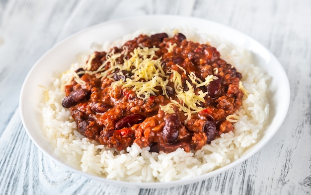 Chili con carne geserveerd met witte rijst