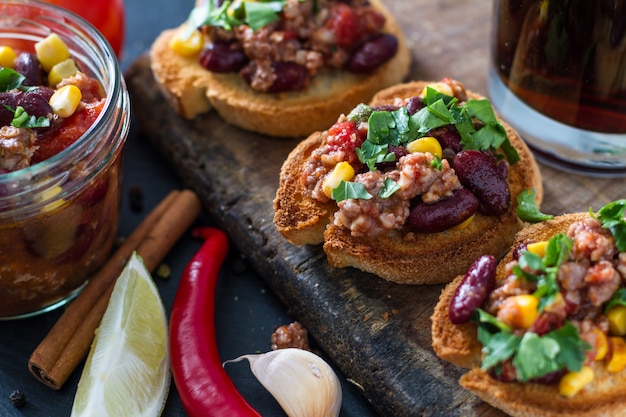 Chili con carne geserveerd op toast