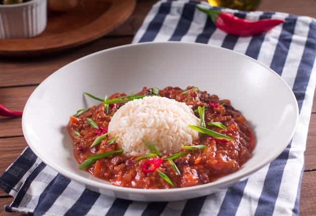 Foto chili con carne in een witte plaat.