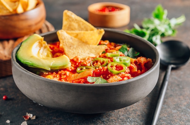 Chili Con Carne in kom met tortillachips