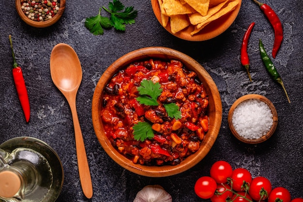 Chili Con Carne in kom op donkere achtergrond Mexicaanse keuken bovenaanzicht